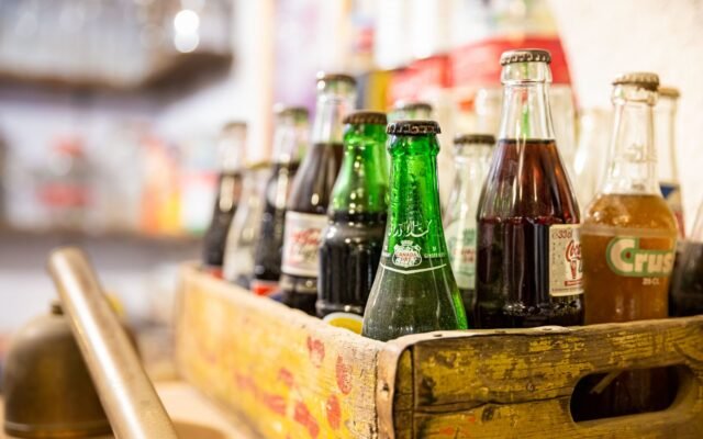 Garrafas antigas de refrigerante numa caixa de madeira