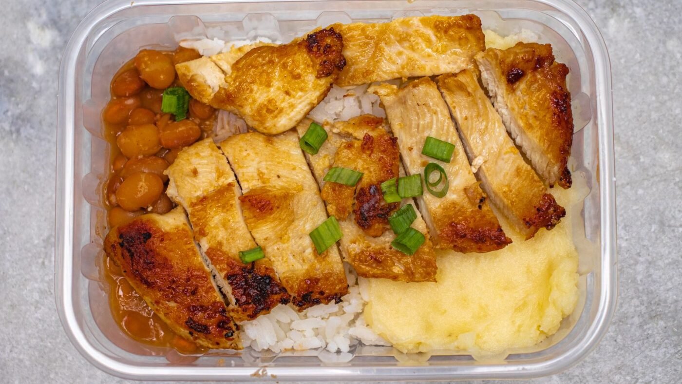 Marmita de plástico com frango grelhado, arroz, feijão e purê
