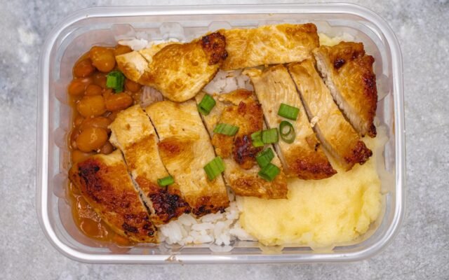 Marmita de plástico com frango grelhado, arroz, feijão e purê